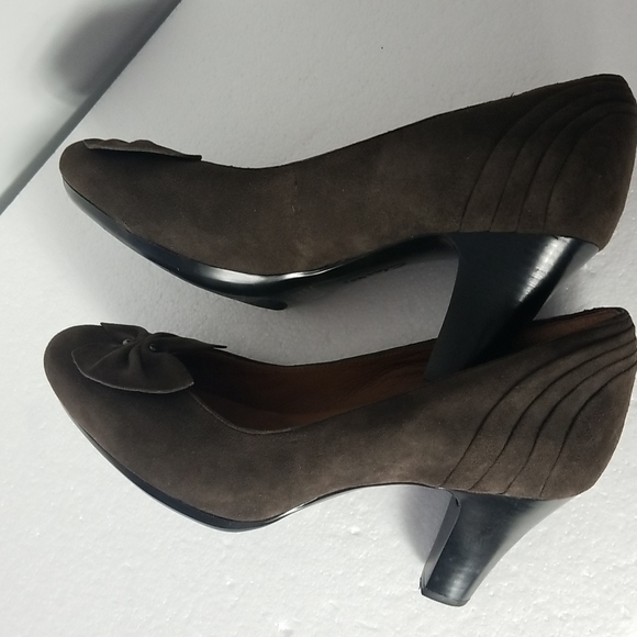 CLARKS ARTISAN BROWN SUEDE PUMPS - Picture 5 of 8